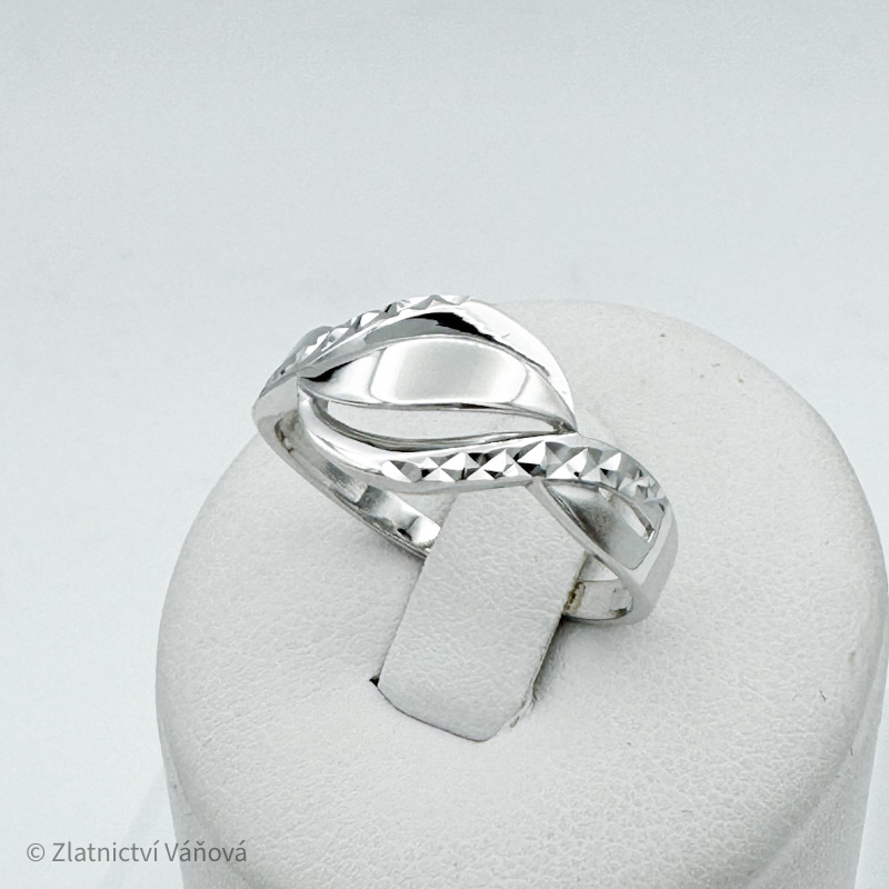 Bílé zlato prsten broušený